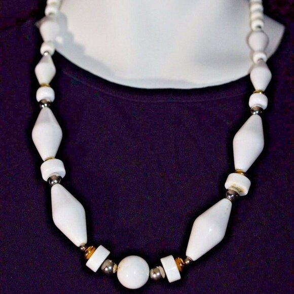 Crown TRIFARI White Lucite Plastic Necklace - Picture 1 of 1